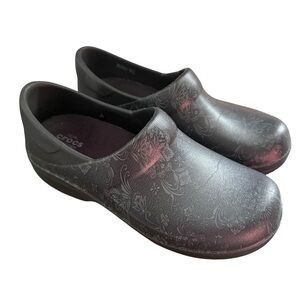 Crocs Neria Pro II Work Clogs Women’s Size 6 Black Floral Nurse